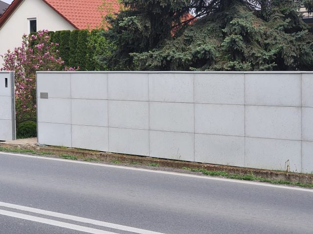Ogrodzenie z płyt betonowych