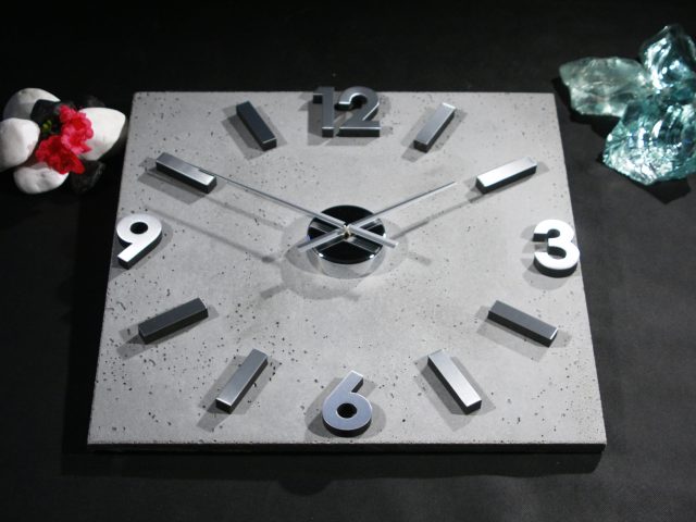 Zegar na płycie betonowej sba design